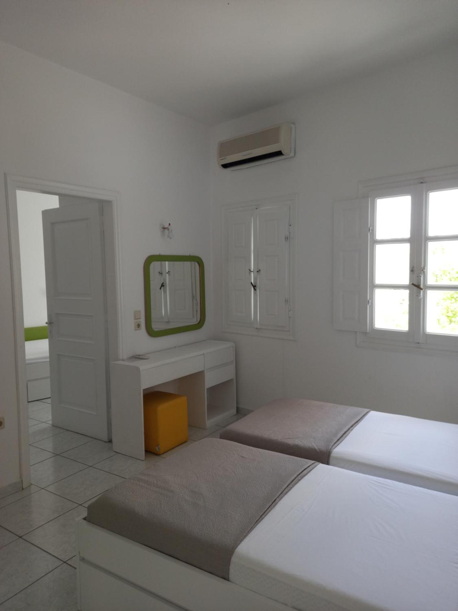 Aparthotel Three Harites Perissa  Habitación foto