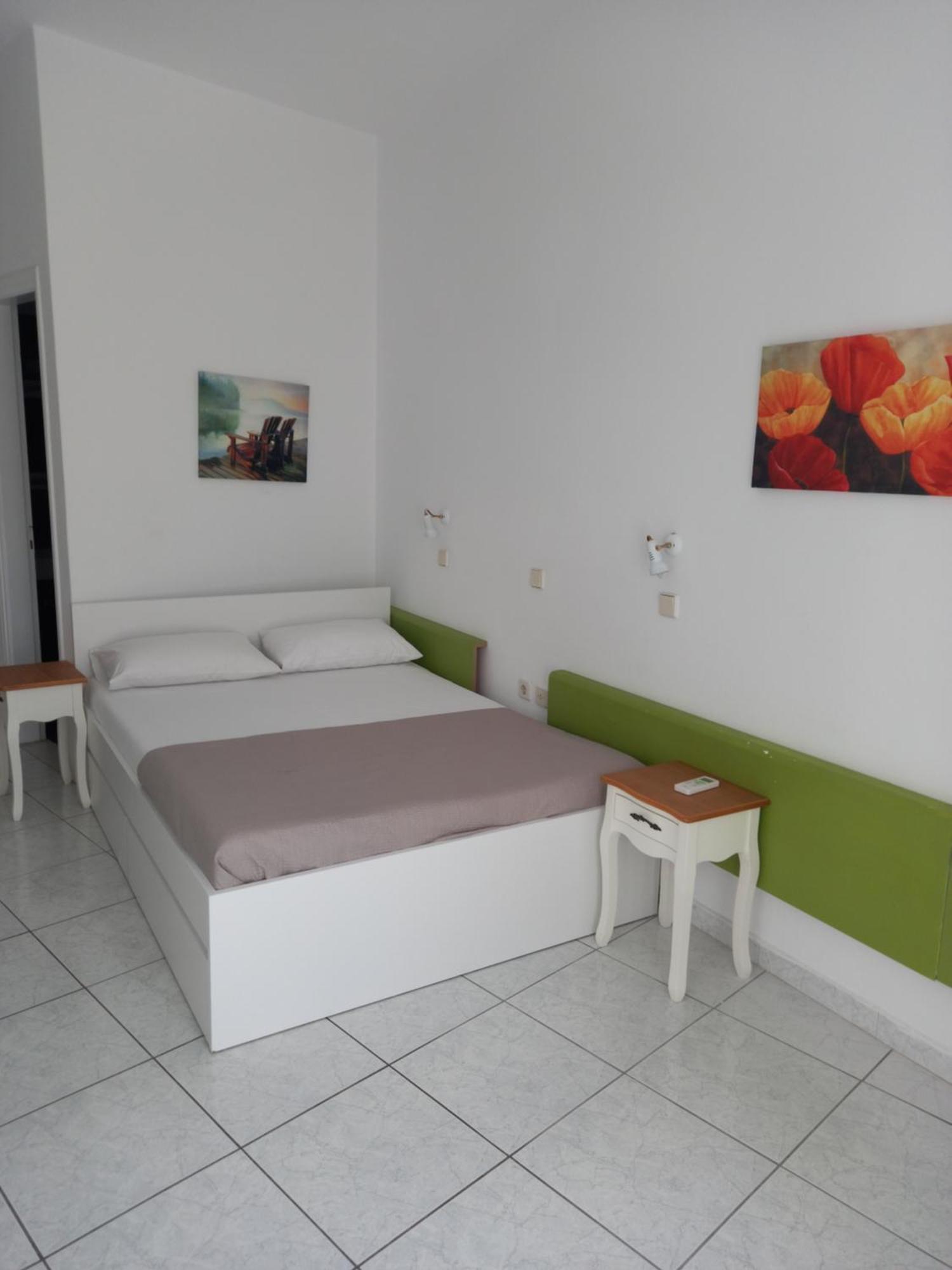 Aparthotel Three Harites Perissa  Habitación foto